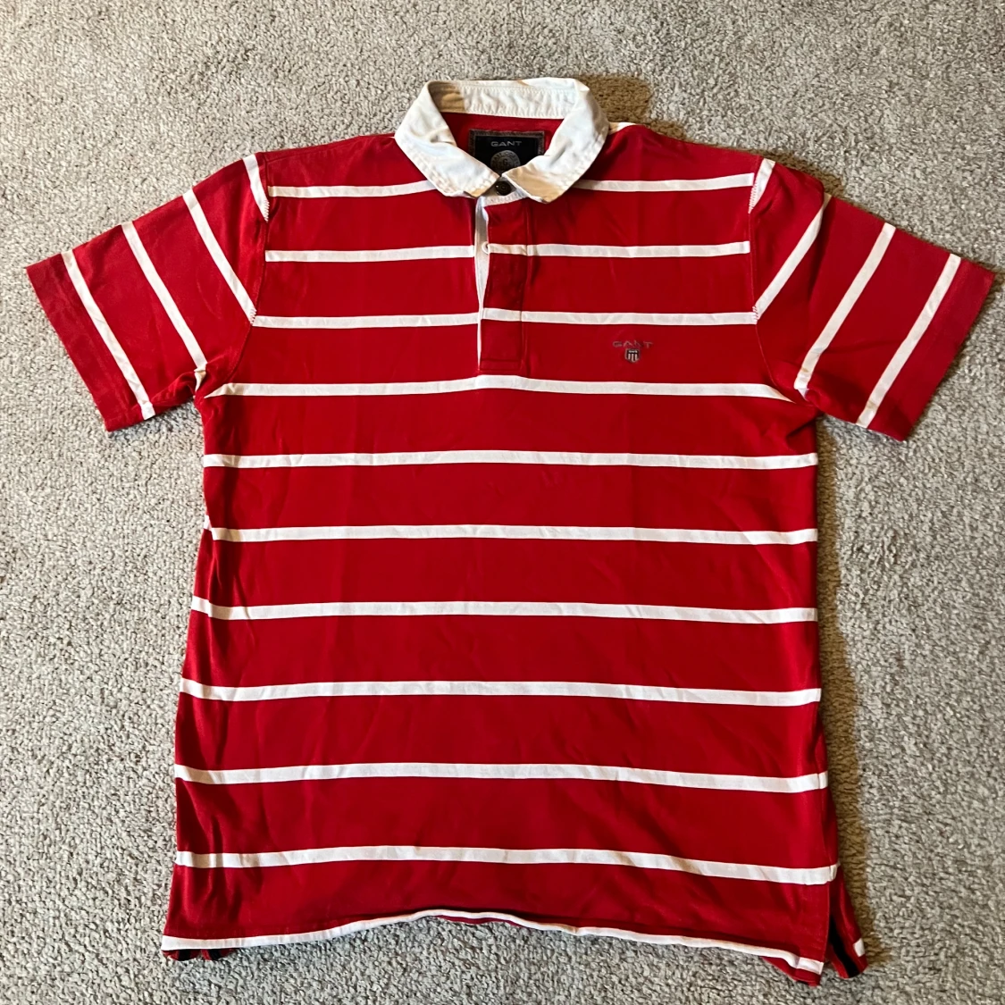 Rödvit randig pikétröja från GANT