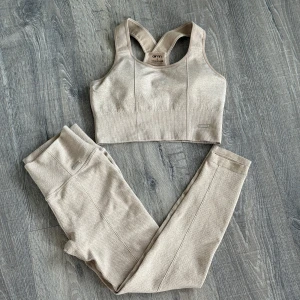 Beige sett från aim’n - Säljer ett beige  sett från Aim'n med sportig design. Toppen har en snygg struktur i materialet och är perfekt för träning. Leggingsen är super snygga och formar kroppen fint. Båda är i super bra skick och endast använda fåtal gånger ❤️
