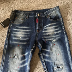 DSQUARED2 jeans ( kvitto finns ) - Säljer mina helt sprillans nya dsq jeans, köpa på farfetch för 2000kr men passade ej och kan ej lämna tillbaka, Skick: 10/10, lägg ett bud eller köp direkt!!