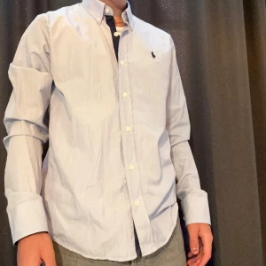 Ralph Lauren skjorta - Säljer en blå/vit randig Ralph Lauren skjorta🤩 Storlek: M. Skick:  Skriv om ni har frågor eller liknande😊🤝