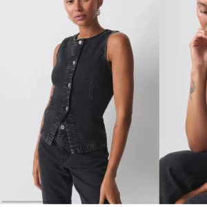 Svart jeansväst ifrån Gina tricot  - Säljer en svart, figursydd jeansväst i offblack denim med silvriga knappar framtill. Västen har rund halsringning och markerade sömmar som ger en snygg siluett. Perfekt att styla över en t-shirt eller på egen hand för en cool look.