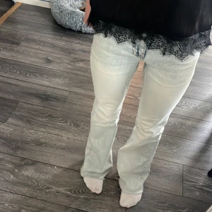 Ljusblå bootcut jeans  - Säljer ett par snygga ljusblå bootcut jeans! Storlek 32 och jag är 164cm. De är lite slitna vit fötterna det syns på bild 3 men jag tycker inte att det syns och att det ser ut att höra till.  Pris kan diskuteras❤️