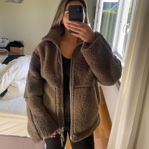 Teddyjacka Hm - Den virala Teddy jackan från Hm i storlek xs, då den är lite större i storlek tycker jag den passar som S också, inga defekter, använt några fåtal gånger