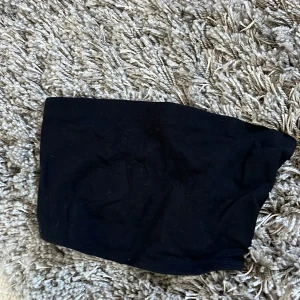 Svart bandeau tubtopp från H&M Divided - Perfekt bastopp, helt vanlig svart tubetopp!