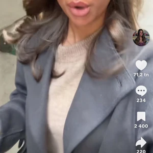 Mörkgrå ullkappa med klassisk krage - Säljer denna kappa som slutar vid midjan alltså inte en lång kappa. Passa perfekt nu till hösten och inga defekter. Köpt på Gina för 549.