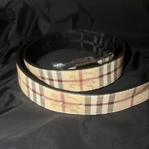 Burberry bälte - Beige bälte från Burberry i storlek 110cm. Oanvänd 🙂 Skriv vid fler frågor alternativt andra märken på bältet ‼️