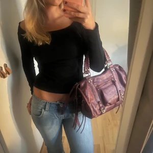 Fin topp, Zara - En fint svart topp från Zara i bra skick! Passar perfekt nu till skola och höst💕