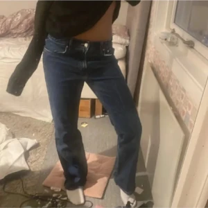 Mörkblå bootcut/raka jeans - Säljer ett par klassiska mörkblå jeans från Hm med bootcut/ rak passform. Jeansen har fem fickor, silverfärgade nitar och är tillverkade i robust denim. Perfekta till sneakers eller boots för en chill look.