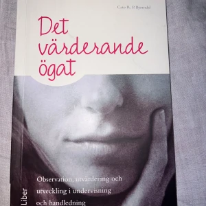 Det värderande ögat - En bok för dig som vill utvecklas som lärare eller handledare! Här får du konkreta tips om observation, utvärdering och pedagogisk utveckling, med praktiska exempel och metoder. Perfekt för lärarstudenter och unga vuxna som vill boosta sin undervisning.