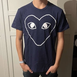 Comme des Garçons play t shirt - (Helt ny) Comme des Garçons play t shirt i färgen blå. Bara att skriva vid frågor eller funderingar. Pris kan diskuteras !🤘🏽