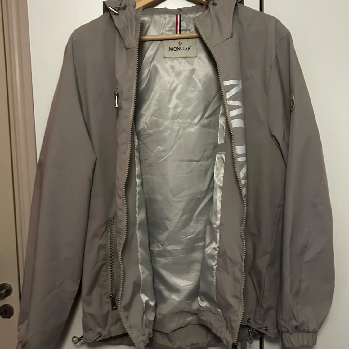 Beige vindjacka från Moncler - 2