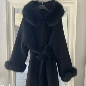 Kappa - Fin kappa I ull I storlek xs. Passar xs-m. Köpt I en butik i stockholm. Är 155 och längden på kappan är strax under knäna.