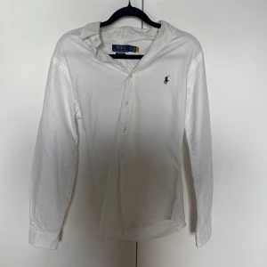 Vit Ralph Lauren skjorta - Hej, säljer min Ralph lauren skjorta en vit, är använd Max 10 gånger sitter slim runt midjan och är super snygg för dig som vill ha en classic look. ‼️Priset är ej fast kan gå ner vid snabb affär‼️