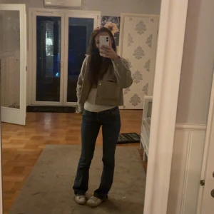 Beige kappa från zara - Säljer min beiga kappa från Zara nu då den inte kommer till användning längre💕