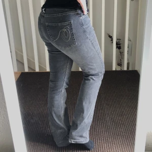 Vintage jeans - Vintage midwaist jeans som inte kommer till användning🩷🪽. Jeansen är i straight modell och är stretchiga och passar M. Lite slitna längs ner vid ankeln men det syns knappt.  Midjemått tvärs över: 38 cm Innerbenslängd: 76 cm