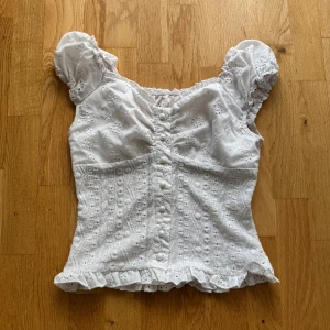 Söt topp - Superfin topp som jag köpte här på Plick men som tyvärr inte passade mig. Lapparna är avklippta så vet ej var den är ifrån men skulle anta cider eller något liknande!  Prisförslag välkomna 🤍