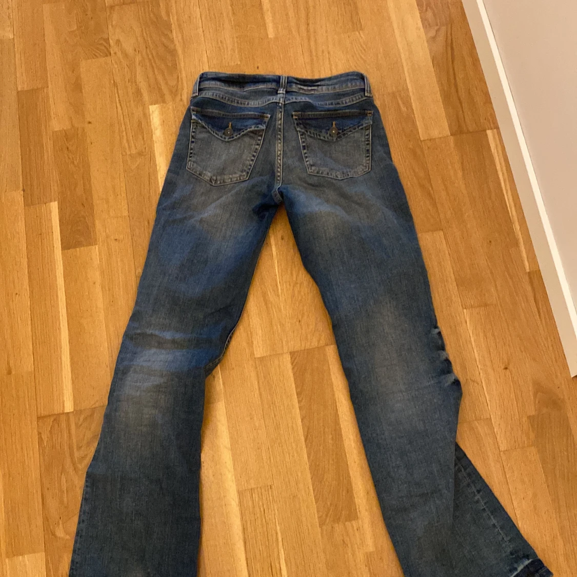 Blå bootcut jeans med ficklock från hm  - 2