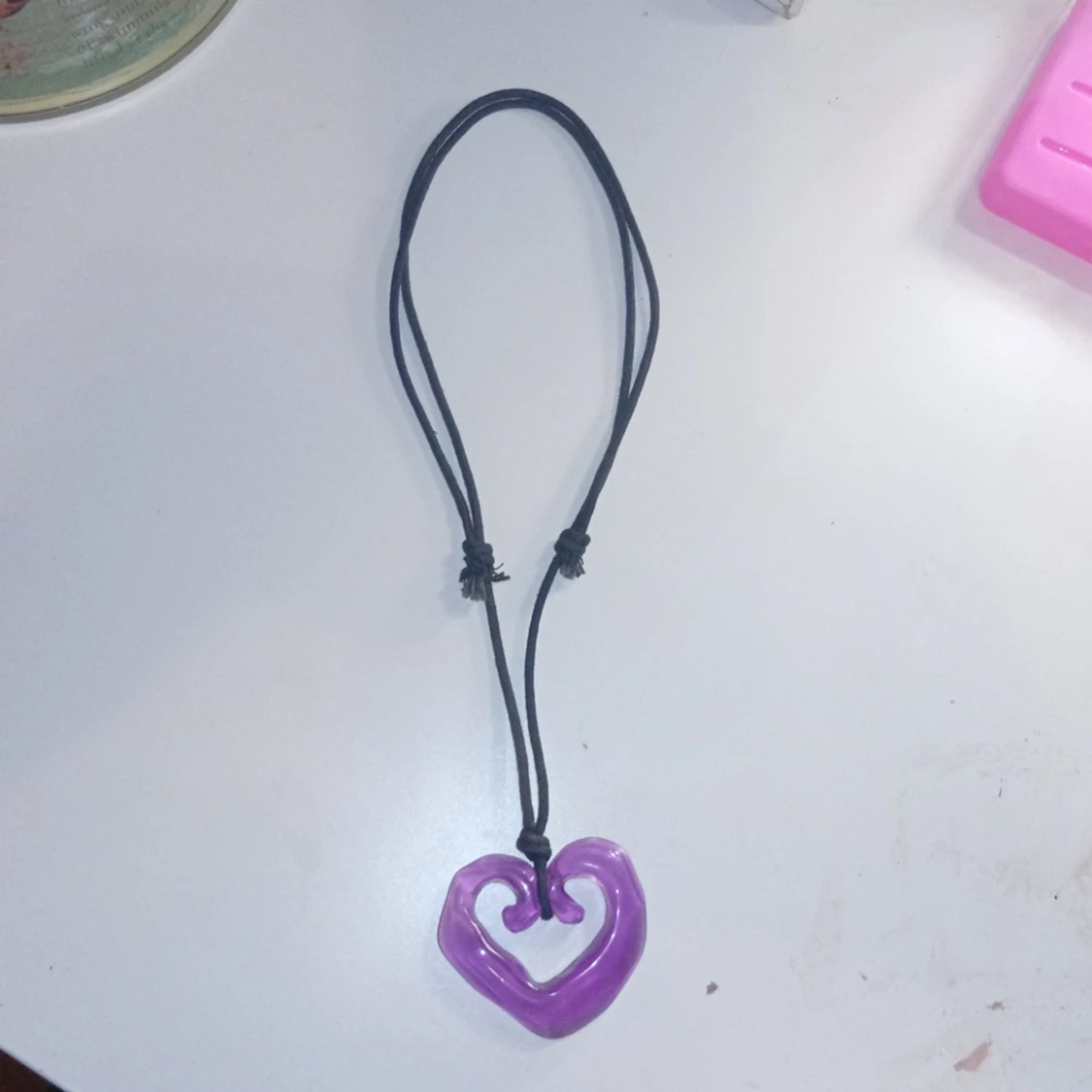 Lila hjärthalsband med snöre