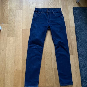 Mörkblå slim fit Jeans - Sköna mörkblå jeans från Lee med passform slim fit.      Inga defekter förekommer                                          W29 L32