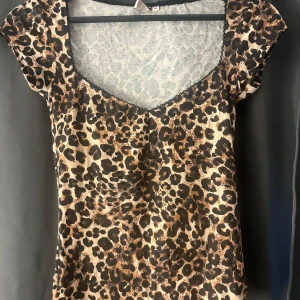 Leopard topp från Nelly  - Jättefin topp från Nelly med leopardmönster i strl xs 