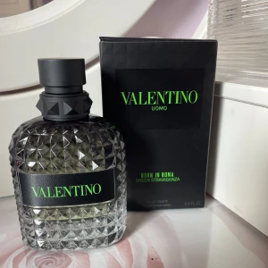 Valentino Uomo Born In Roma parfym - Valentino Uomo Born In Roma Green Stravaganza är en herrparfym i en lyxig, diamantmönstrad glasflaska med svart och neongrön etikett. Flaskan har en robust svart kork med nitar och kommer i en snygg svart kartong med gröna detaljer. Inehåller 100 mo och är endast testad med ca 2 sprut.