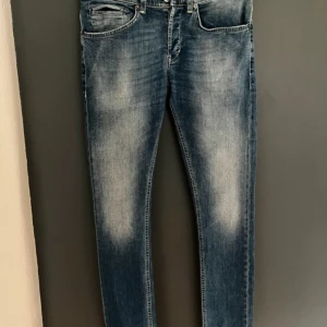 Dondup jeans - Säljer mina blåa dondup jeans då jag växt ur dem. Inte använda mycket alls, allstå mycket bra skick. Hör av dig vid minsta fundering! Nypris ca 3000 kr