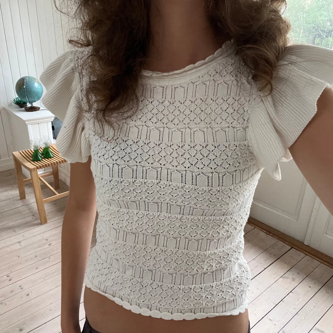 Vit stickad blus med volangärmar