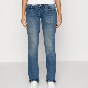 Ltb jeans valerie  - Snygga blå ltb jeans med bootcut och låg midja. Säljer då de är lite för små för mig💕De är lite slitna längst ner på ena benet, men pris kan diskuteras!