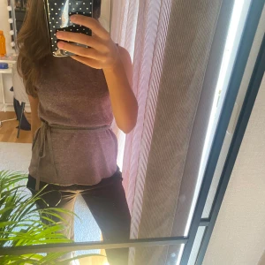 Omlott topp zara - En knytblus från zara, här har jag valt att knyta den vid sidan eller där bak, banden är justerbara alltså kan man välja hur man vill att den ska knytas, går även att ta av banden om man vill bära toppen utan band. Storlek S