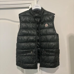 Moncler gui size 3 - Size 3. Litet hål på baksidan och dragkedjan är sliten men går att använda därav priset. Billigare vid snabb affär