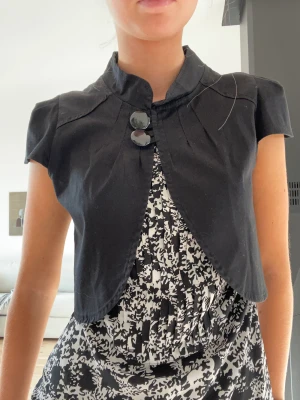 Svart bolero - Söt bolero med knappar (lånad annons)