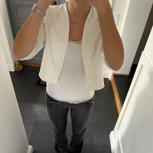 Vit kofta - Vit kofta/topp från boohoo i storlek 36, skulle säga att den passar S och M. Fint skick. Använd gärna köp nu!