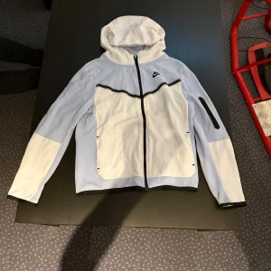 Nike tech  - Hej, säljer du min Nike tech då den är för liten. Den är i stolek 170 och den är köpt på Jd sport. Ni betalar frakten själva. Har använt den typ 2-3 gånger och det är inga håll eller sånt på den. 