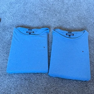 Blå t-shirts Tommy Hilfiger, stl 176 - Säljer två stilrena blå t-shirt från Tommy Hilfiger i ekologisk bomull. Klassisk passform med rund hals och diskret logga broderad. Ny pris på en är 300kr. Säljer båda för 189kr