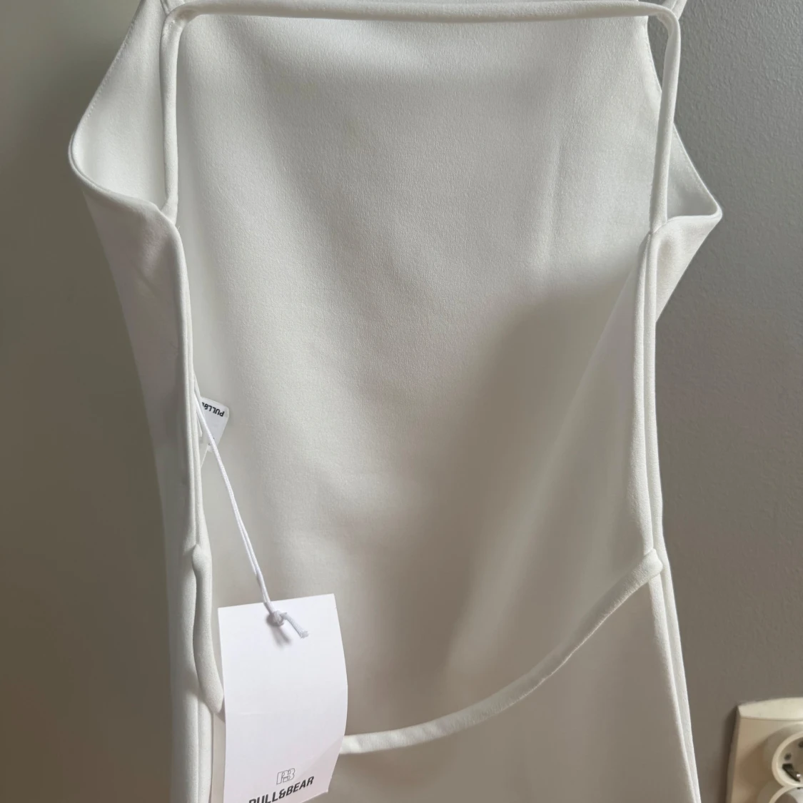 vit tröja från pull&bear öppen rygg (ny med prislapp!)  - 1