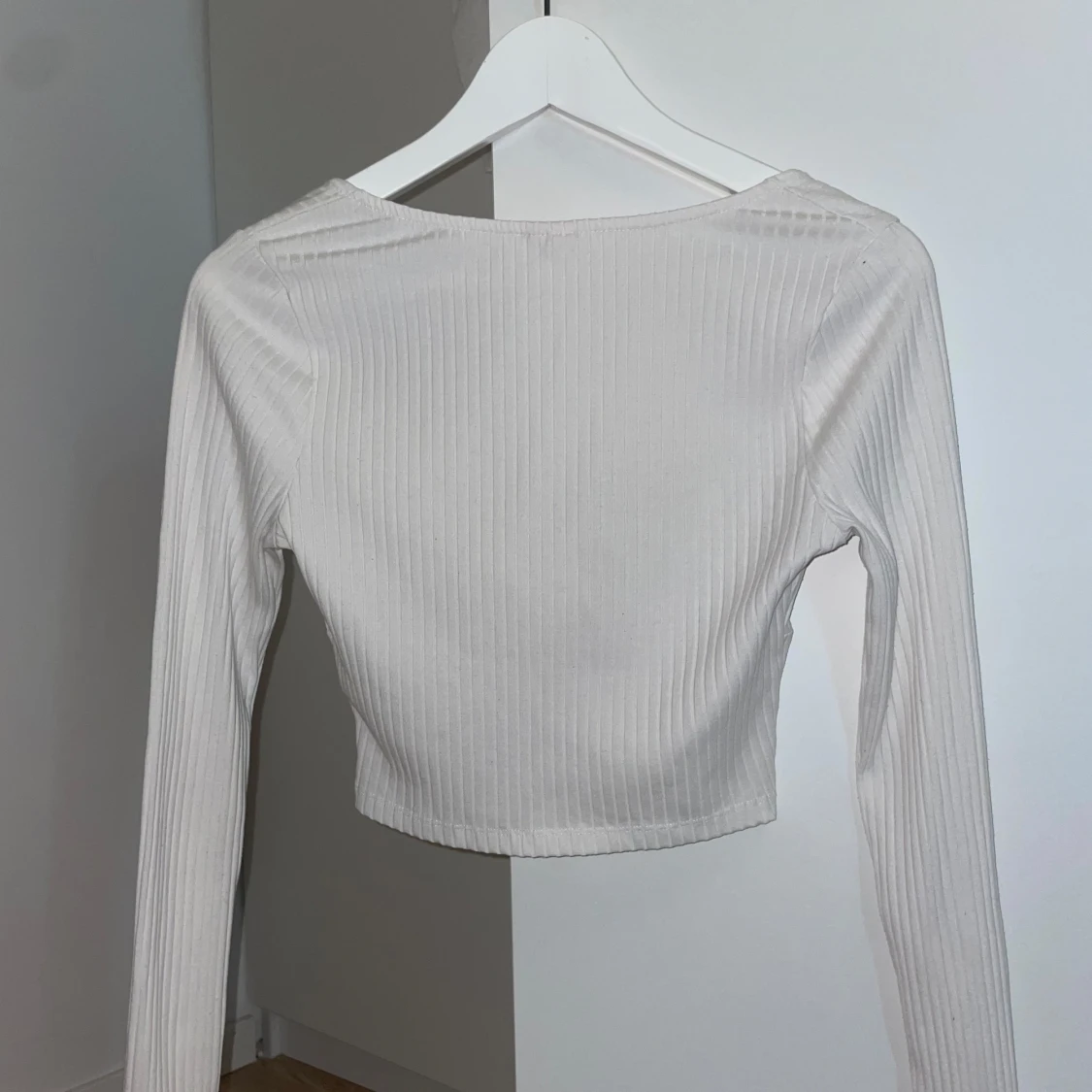 Vit ribbad croppad topp från Nelly - 1