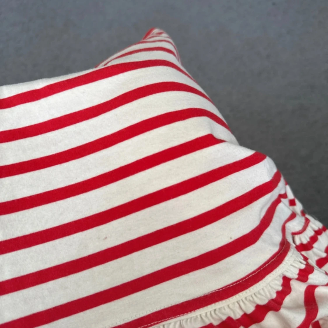 Rödvit randig topp med volang - 2