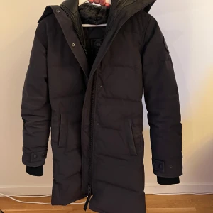 Canada Goose shelburne - Säljer en svart Canada Goose Shelburne Parka, päls medföljer. Jackan är blacklabel i storlek xs/s. 