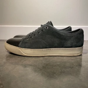Lanvin skor - Hej! Säljer nu dessa stilrena och snygga skor från Lanvin!🎉Dess färg är gröngrå. Allt og ingår!!! Skick: Använda men fortfarande i rätt bra skick. Retailpris: Ca 4500kr. Köp för endast: 2299kr!😃 Vid frågor eller funderingar är det bara att höra av dig. Priset går att diskutera!💸 