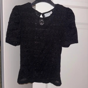 Svart spetsblus från Vila - Jättefin svart spetsblus från Vila, knappt använt💕