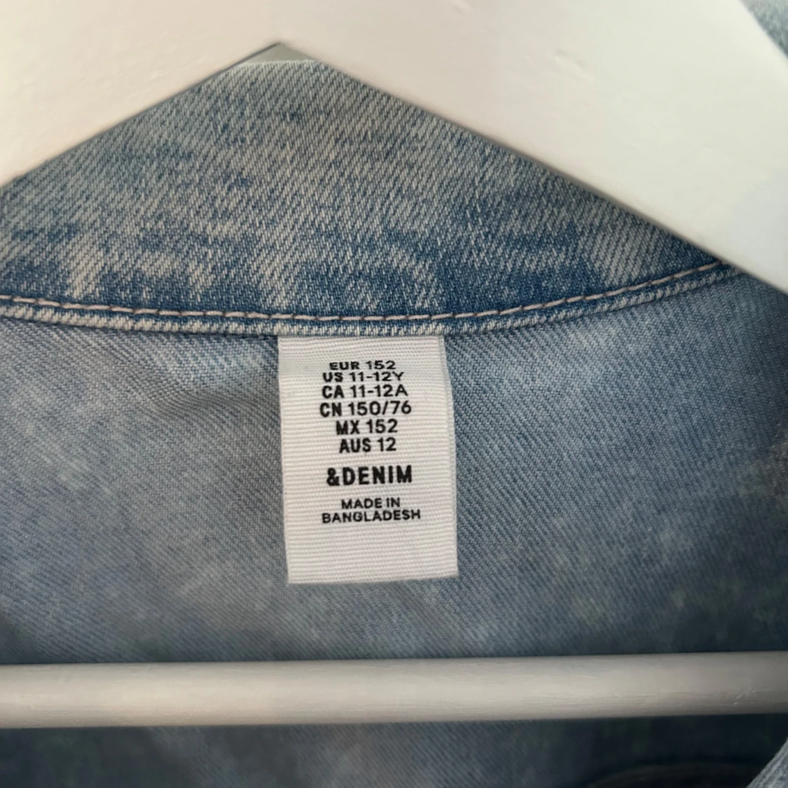 Ljusblå jeansjacka från &Denim - 1