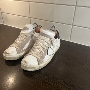 Vita sneakers från Philippe Model - Hej, jag säljer mina Philippe Modell skor, väldigt fräsha, väldigt bra skick! Hör gärna av dig om du är intresserad av att köpa de. Box tillkommer också såklart!
