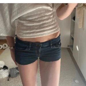 Hollister jeansshorts - Sååå snygga och låga i midjan!!😍😍 Är från början jeans men har fixat till de till shorts! W26 och passar mig med xs/s💕💕