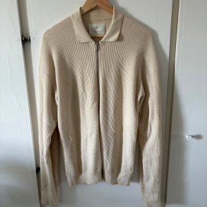 Beige stickad kofta från Jack & Jones  - Stl S men passar M-L🙌🏼 Snygg beige stickad kofta (cardigan) från Jack & Jones med dragkedja framtill och klassisk krage. Tröjan har lång ärm och ribbad struktur som ger en stilren och clean look. Perfekt för lager-på-lager och enkel att matcha med det mesta.