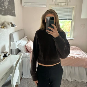 Mörkbrun stickad tröja - Mörkbrun stickad tröja med muddar vid ärmslut och midjan. Lite kortare än en vanlig tröja så slutar precis ovanför jeansen om de är lågmidjade. Från Lindex i storlek S.  Skriv om du har frågor🩷