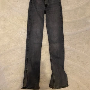 Grå raka jeans från Zara - Grå raka jeans från Zara med slit längst ner. Skriv om mer info/bilder behövs❤️