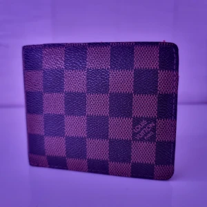 Plånbok  - Plånbok med lite slitage med låda tyvärr utan kvitto.