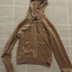 Beige hoodie Juicy Couture  - Säljer en beige velour hoodie från Juicy Couture i storlek S. Tröjan har dragkedja och huva. Använd max 5 gånger. Priset kan diskuteras, köpt för 1200💕