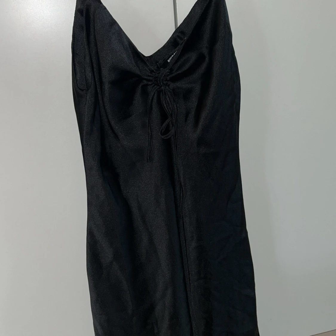 Svart satin klänning - 1