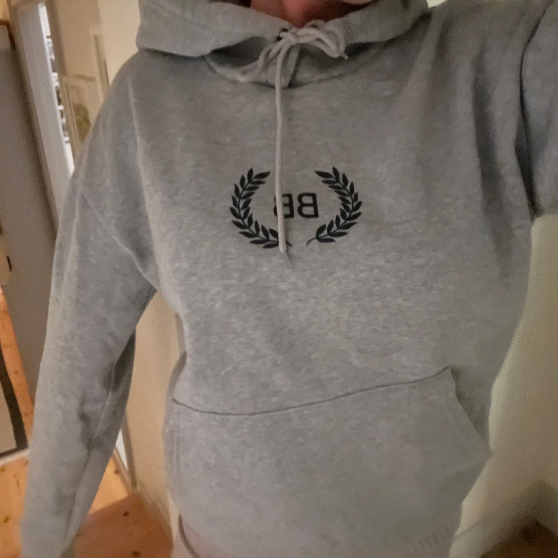 Grå hoodie - 2